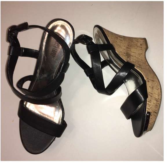 Jennifer Lopez black wedges - Picture 2 of 2